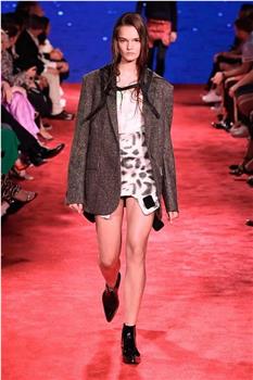 2019年Calvin Klein春夏高级成衣发布秀在线观看和下载